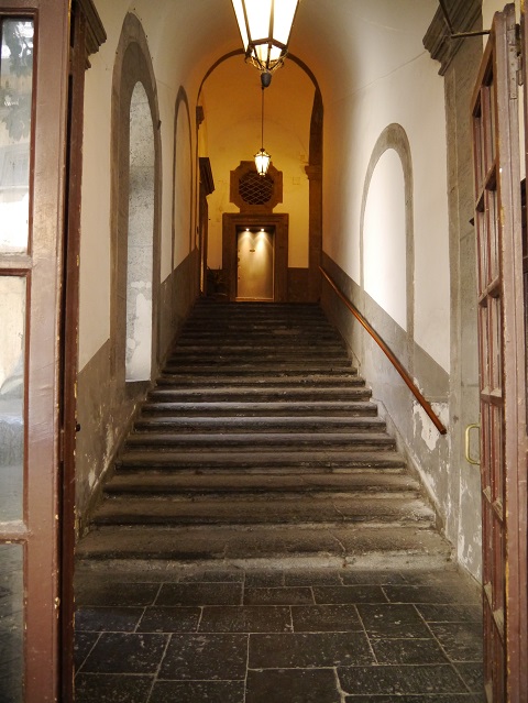 サトリアーノ宮殿内の石階段