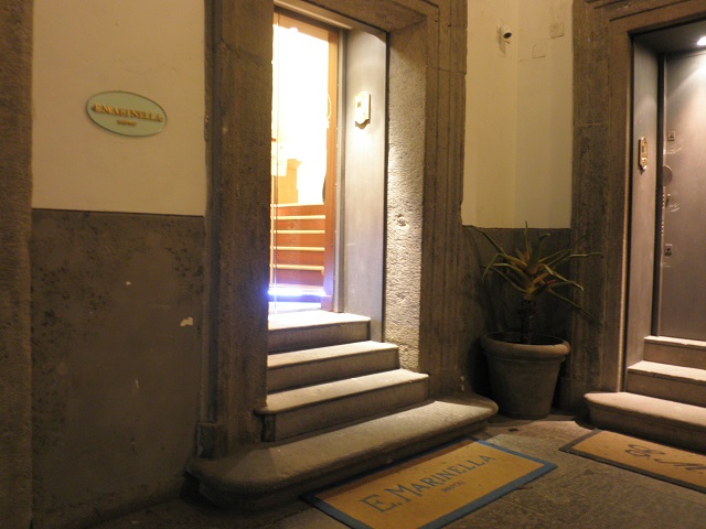 マリネッラ ナポリ本店1階横の入り口”